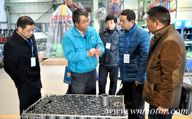 开云手机官方网站,开云中国
:总工程师孙跃向专家介绍电机零部件 开云手机官方网站,开云中国
:总工程师孙跃向专家介绍电机零部件