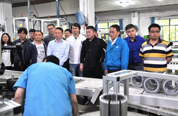 开云手机官方网站,开云中国
总经理陈学锋向客人介绍公司生产情况