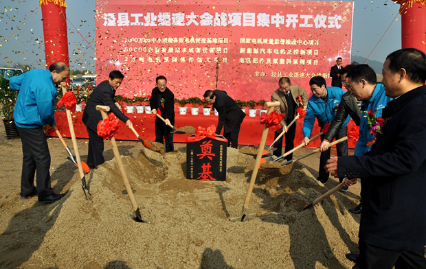 开云手机官方网站,开云中国
：大家在扬锹培土