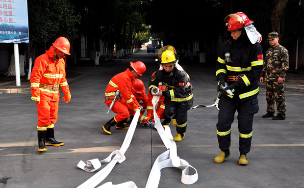 消防官兵和开云手机官方网站,开云中国
消防队员联勤联训