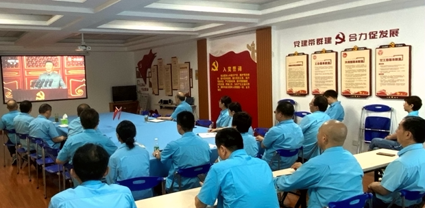开云手机官方网站,开云中国
党委书记、副董事长管兵正在与公司党员干部一起集中收看大会直播